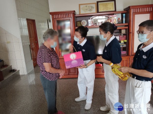 南投慈濟志工節前關懷照顧戶。（慈濟基金會提供）