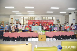 「牽你我的雙手送愛到偏鄉捐贈活動」，臺南市新豐慈善教育協會捐贈南投縣山地偏鄉10所學校共計1000份物資。
