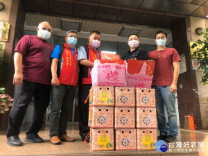 南投縣警友會理事長至信義分局贈袖子及月餅 ，慰問員警辛勞。