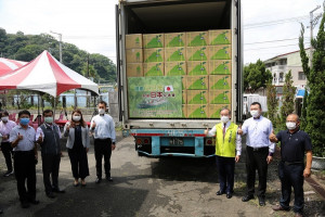 臺灣優質文旦赴日本在超市上架。（農糧署提供）