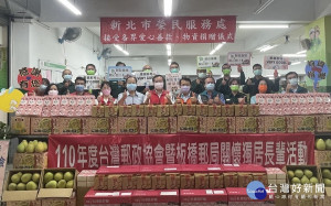板橋郵局盧宏哲副局長(前中右)捐贈愛心物資一批，由榮服處林火土處長代表受贈(前中左)