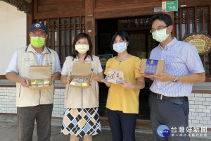 陳玉惠區長(左2)等展示限量版紀念小饅頭及文宣。