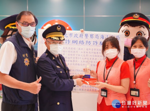 海山警分局長李忠萍今（15）日帶領宣導團隊到防詐有功人員的工作單位頒發獎牌及商品禮券 