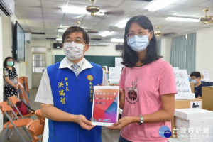 洪秘書長希望數位線上教學品質能提升。（縣府提供）