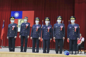 六位新任分局長（左起）南投、埔里、中興、竹山、集集、信義分局。（記者扶小萍攝）
