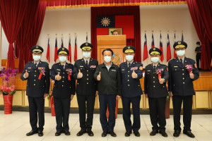 嘉義縣警局今天舉行交接典禮，左起為布袋分局長張世儒、中埔分局長吳俊德、嘉義縣警局主任秘書張文川、縣長翁章梁、嘉義縣警察局長廖訓誠、水上分局長張澤銘、竹崎分局長陳宏平／陳致愷翻攝