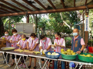 三重區順德里長李鴻志率12名志工利用柚皮製作柚子防蚊液