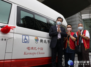 中華佛教密乘噶瑪噶舉協會理事長吳嘉真（中）及前任理事長紀正良（右）代表捐贈  由劉和然（左）代表受贈