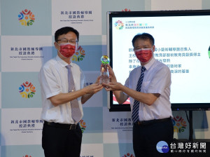 教育局長張明文表揚資深優良團員的民安國小王健旺校長