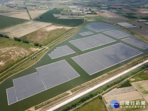 嘉義溪墘滯洪池浮力式太陽光電廠正式啟用／陳致愷翻攝