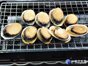中秋節最應景的吃法首推「烤貢寮鮑」