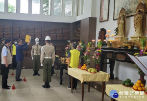輔導會主委馮世寬今（17）日率副主任委員陳曉明等至板橋榮家榮靈祠，祭拜榮民英靈，以表達對榮民前輩無私付出的尊崇與緬懷