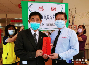 欣泰石油氣公司總經理楊長政仍於中秋節前夕來到板橋榮家致贈加菜金