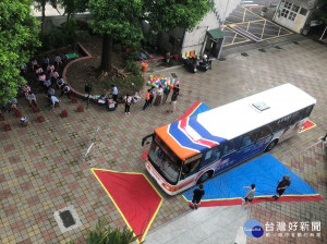 公車開進新北市立鳳鳴國中，實境演示大型車視野死角、內輪差的風險，讓駕駛人與學生有更多的互動體驗
