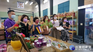 立委許淑華〈右2〉、馬文君〈右3〉等貴賓應邀參與盛會，並為水里農會直銷站上架新鮮蔬果行銷〈圖左為水里農會總幹事賴育佑、左2為理事長劉素雲〉。〈記者吳素珍攝〉