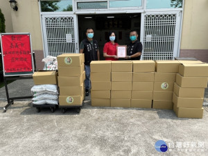 嘉義市保興慈善協會捐贈小農夫防疫箱及米給教養院/李光揚攝影