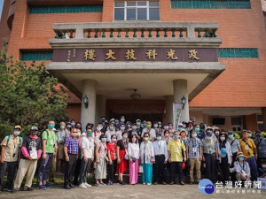 來賓明台校園合影。林重鎣攝
