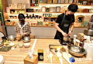徐佩珊製作的「茉莉紅茶乳酪蛋糕」與張詠智的「柚香茉莉金萱香緹塔」PK戰。圖／記者鄧富珍攝