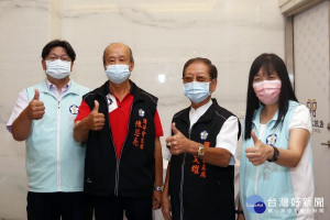 東區調解委員會主席呂文雄(右二)與西區調解委員會主席陳思亮(左二)說明調解案件成立的秘訣／陳致愷翻攝