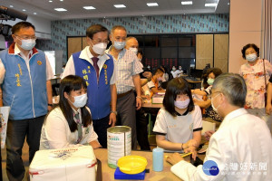 南投縣國高中生打疫苗首日，林縣長陸處長等往學校關心。（縣府提供）