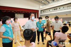 嘉義縣首波校園BNT今天開打，縣長翁章梁到場關心接種情況／陳致愷翻攝
