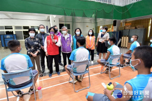 縣長王惠美前往田中高中關心學生施打BNT疫苗，向學生溫馨叮嚀。圖／記者鄧富珍攝