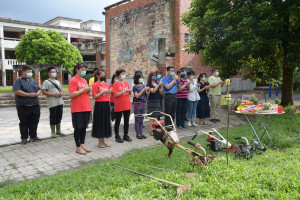 濁水溪社大、前山國小與幼兒園合作先向土地公祈福。（縣府提供）