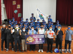 陳副縣長等到中興國中勉勵棒球選手加油。（縣府提供）