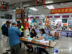 蘆洲區公所將於10月2日(六)上午8時30分至下午3點於行政大樓1樓，採分里、分時、分流致贈禮金
