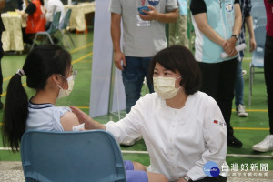 黃敏惠前往輔仁中學關心學生施打疫苗情形／陳致愷翻攝