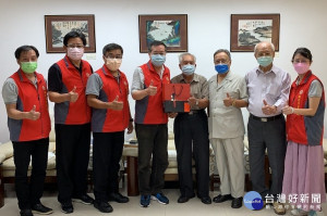 新北市八二三戰役戰友協會新任理事長鄭春山 (右4)及常務監事王伯欣（右2）在總會秘書長林石諒（右3）陪同下拜會新北市榮民服務處，林火土處長(左4)率主管熱忱接待