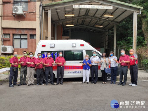 王簡玉卿女士為發揚無私大愛奉獻精神，今（25）日捐贈消防局第六救災救護大隊長青分隊高頂救護車1輛