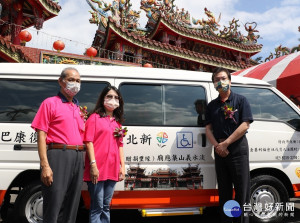 平凡主婦詹淑媚（左2）受神明感召以義山集應廟名義捐贈復康巴士  由劉和然副市長代表受贈  左1為集應廟主委張福氣