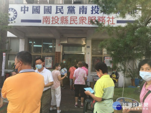 南投市黨部一早就有黨員來排隊領選票。（記者扶小萍攝）