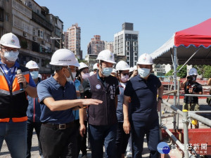 新北市長侯友宜今（26）日上午視察斥資5億6,800餘萬元興建佳和公園多目標綜合大樓工程進度