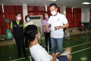 嘉義縣長翁章梁今天前往民雄國中關心AZ疫苗第一、二劑接種情形／陳致愷翻攝