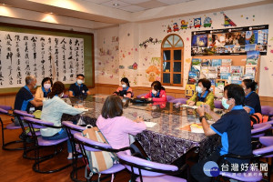 南投縣春暉志工進行輔導交流。（南投校外會提供）