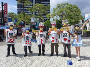 蘆洲監理站28日於蘆洲區三民路與復興路交叉路口舉辦「交安宣導－愛麗絲主題路口快閃」活動