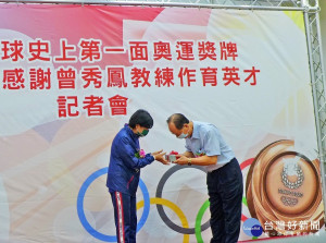 學校董事長鄭逢時(右)頒1百萬元獎金給休閒系教授曾秀鳳（左），感念她對高球的貢獻