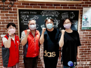 新北市榮服處林火土處長(左2) 與創業榮民潘漢強夫婦(右1.2)合影