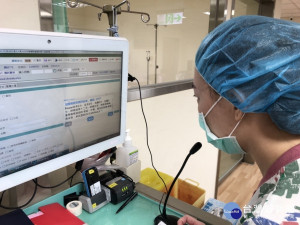 語音資料同步顯示在電腦螢幕上，之後資料正確崁入表單。圖／秀傳醫院提供