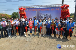 眾多位佳賓都熱烈歡迎青年住宅早日完工。（縣府提供) 