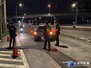 板橋警分局規劃「封閉式路檢」勤務，展現警方取締酒駕、防制危險駕車及降低交通事故之執法決心，以維用路人行車安全及提升生活品質