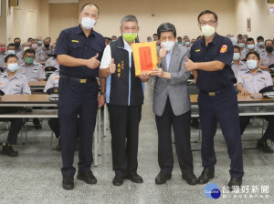 阿仁局長及吳大隊長頒發慰問金作為鼓勵