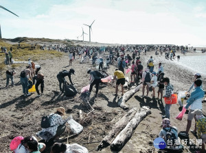 榮獲團體組特優獎的「社團法人台灣重新思考環境教育協會」，經常於社群網路號召民眾及志工共同響應淨灘活動