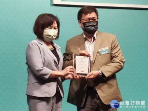 勞動部長許銘春(左)親自頒獎給中興工程顧問股份有限公司董事長陳伸賢(右)