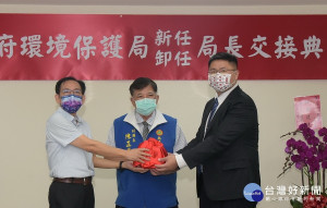 陳正昇為新卸任環保局長監交。（縣府提供）