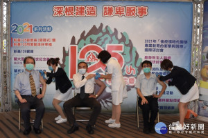 彰基副院長周志中（左三）、醫療長張東浩（左一）及胸腔內科主任林聖皓醫師（右二），到場接種流感疫苗。
