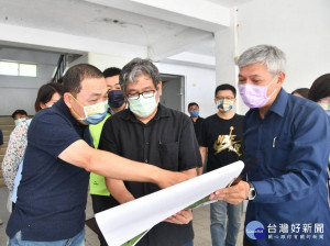 紙風車最終落腳位在新北市汐止區的國防部南港營區第三彈藥庫，侯友宜市長視察劇團場地