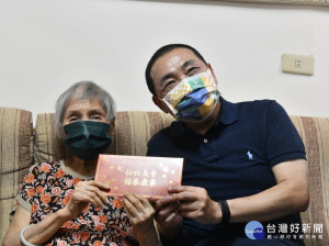 市長侯友宜由社會局長張錦麗、汐止區長陳健民和烘內里長魏語徵等人陪同下，專程前往汐止區鄭珠人瑞住處訪視，於重陽節前夕致贈重陽禮金2萬元